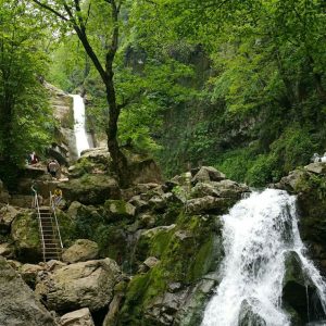 این آبشار در نزدیکی شهر خان ببین قرار دارد