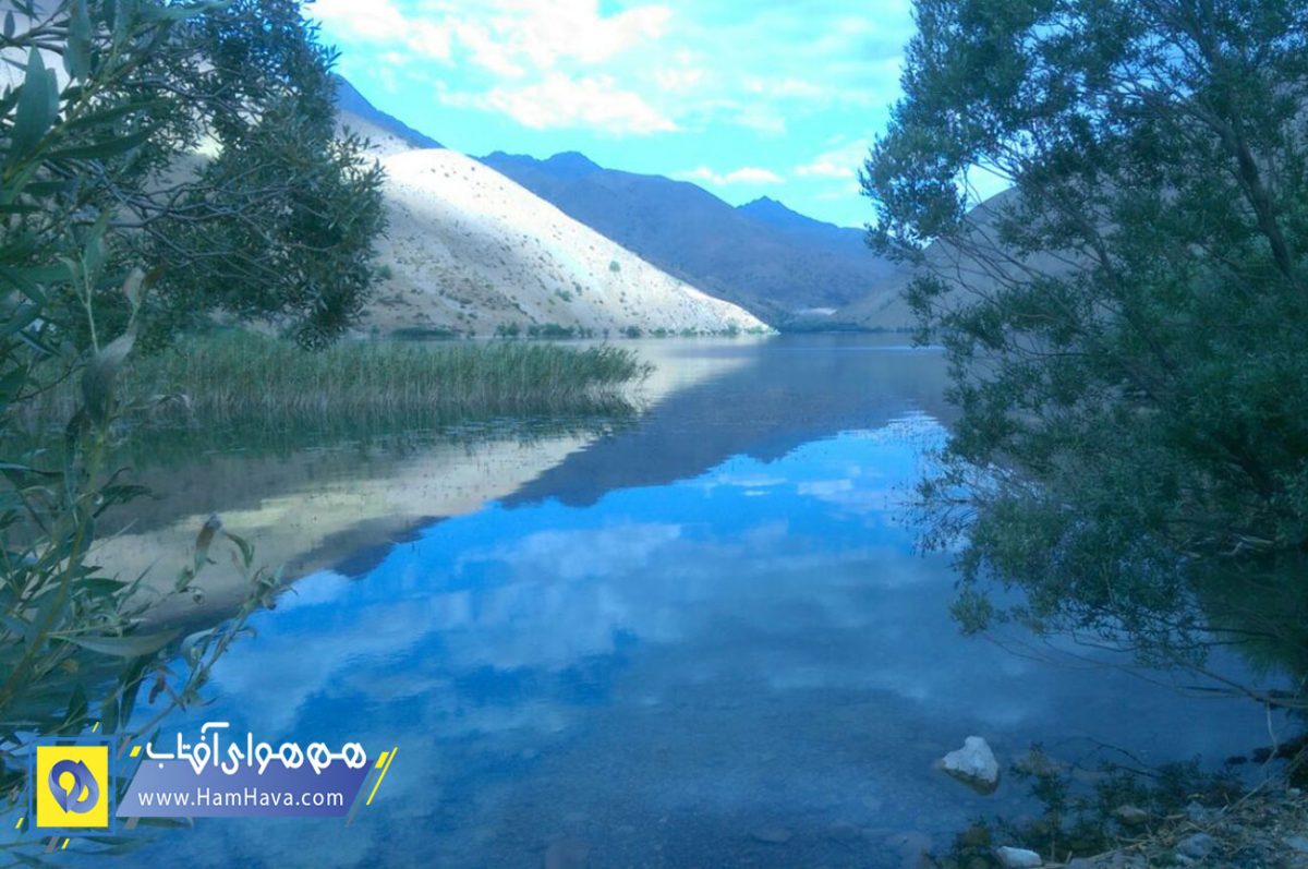گهر یکی از بزرگترین دریاچه‌های آب شیرین ایران است. برای رسیدن به آن باید راهی استان لرستان شوید و از سمت دورود که نزدیکترین مسیر است به گهر زیبا برسید.