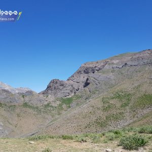 قله آتشکوه با ارتفاع ۳۸۵۰ متر درمنطقه لواسانات واقع شده و يکی از قله های رشته کوه البرز به شمار می رود که در بخش مرکزی اين رشته کوه قرار دارد