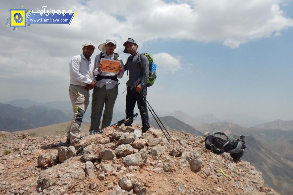 قله خاتون بارگاه با ارتفاع ۳۸۷۰ متر در البرز مرکزی و شمال روستای گرمابدر فشم قرار دارد.