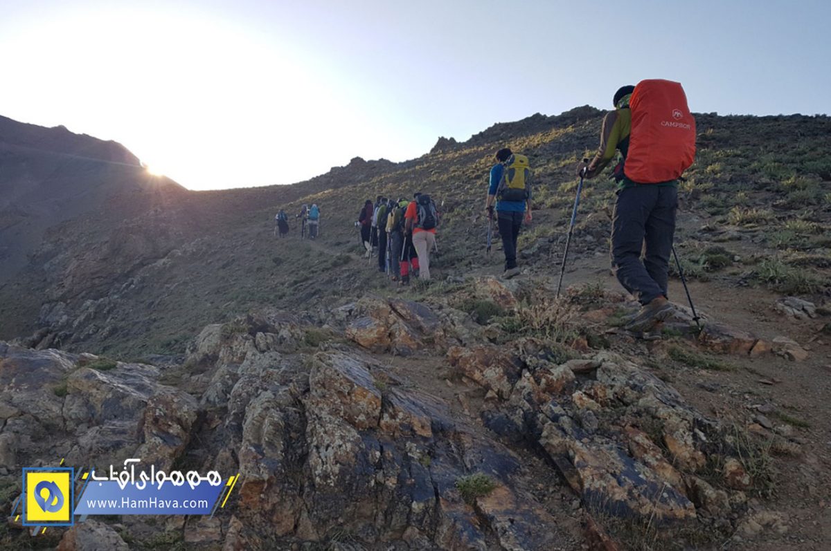 مسیرهای اصلی صعود به این قله همگی از مبدا روستای گرمابدر بوده و یال غربی قله را صعود می‌کنند.