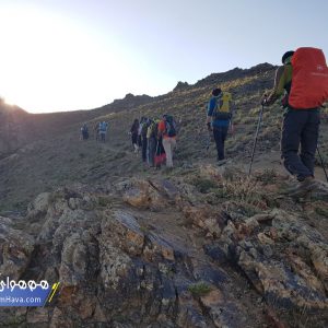 مسیرهای اصلی صعود به این قله همگی از مبدا روستای گرمابدر بوده و یال غربی قله را صعود می‌کنند.