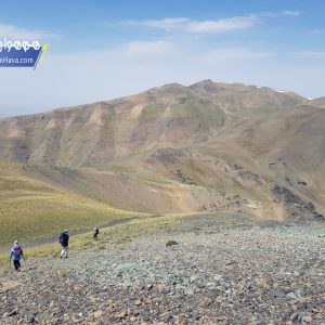 قلل کهار و ناز به ارتفاع ۴۰۵۰ و ۴۱۰۸ در منطقه‌ البرز غربی‌ واقع شده‌اند. این قلل به طور طبیعی جدا کننده دره جاده چالوس و طالقان می‌باشد.
