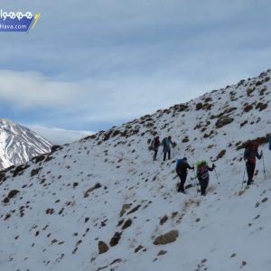 قله گل زرد با ارتفاع تقریبی ۳۷۰۰ متر در منطقه البرز مرکزی، بین امام‌زاده هاشم و پلور در محدوده جاده هراز قرار دارد.