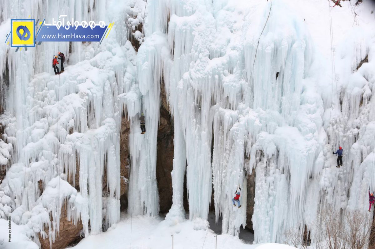 آبشار یخی هملون از برف، یخ و قندیل های سوزنی آب پوشیده شده و در دل یک دره جا خوش کرده است.