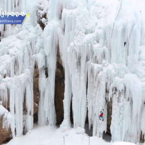 آبشار یخی هملون از برف، یخ و قندیل های سوزنی آب پوشیده شده و در دل یک دره جا خوش کرده است.